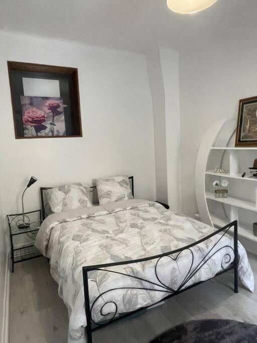 Cosy Apartment In Paris Saint-Ouen  ภายนอก รูปภาพ